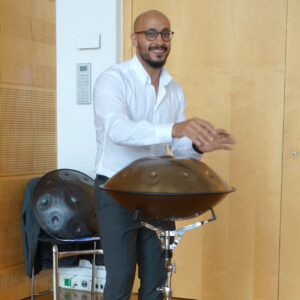 Herr Saad Alsayed spielt auf der Handpan