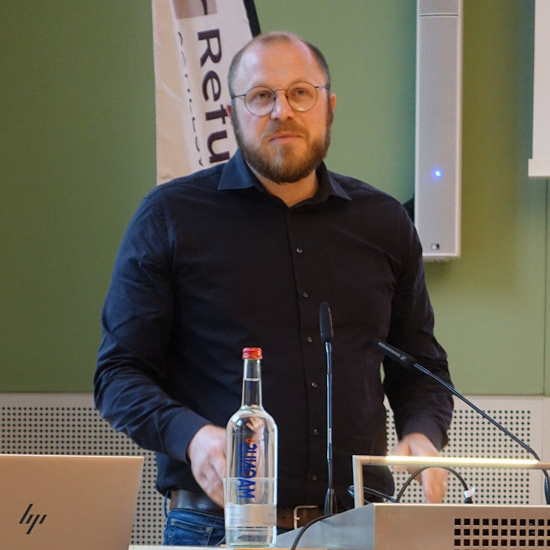 Herr Staatssekretär Joh. Albig erläutert Projekte der Jugendhilfe