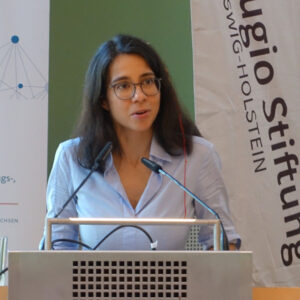 Frau Dr. jasmin Azazmah begrüßt die Teilnehmenden