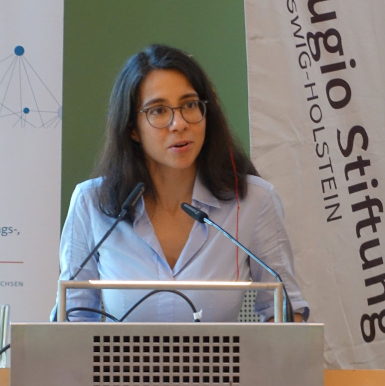 Frau Dr. jasmin Azazmah begrüßt die Teilnehmenden