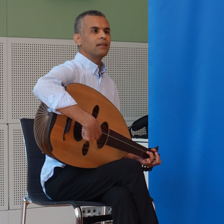 Herr Hicham El Madkouri begleitete die Fachtagung auf einer Oud 